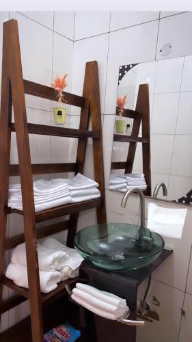 巴加莫约treasury的浴室配有盥洗盆、镜子和毛巾