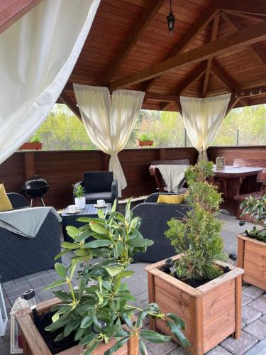 弗瓦迪斯瓦沃沃Willa Angel的一个带桌椅和盆栽的庭院