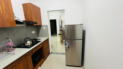 GonapolaMACA Canterbury Apartment的厨房配有不锈钢冰箱