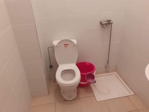 阿加迪尔Hay Salam agadir only for family的浴室设有白色卫生间和红色桶