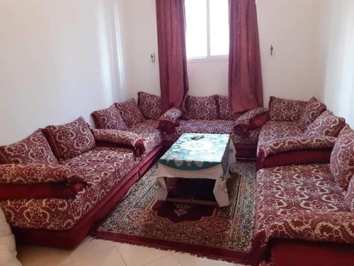 阿加迪尔Hay Salam agadir only for family的客厅配有两张沙发和一张桌子