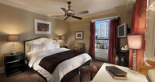旧金山Kensington Park Hotel的一间卧室设有一张大床和一个窗户。