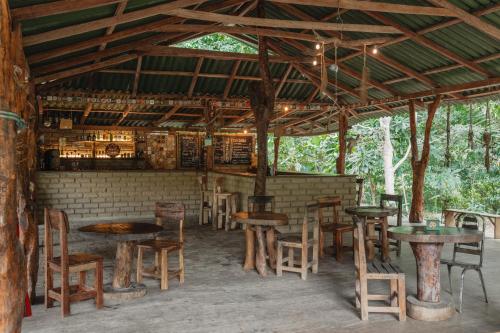 伯里塔卡La Ponderosa Reserve的一套桌子和椅子,在一座建筑里
