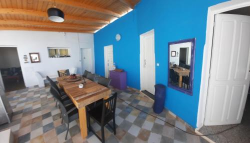 圣克鲁斯-德特内里费El gato genial的一间设有蓝色墙壁和木桌的用餐室