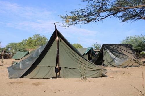 Ol KokwePopo Camp Lake Baringo的沙漠中的一个帐篷