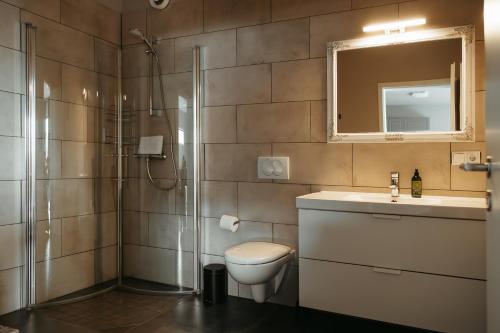 维克维克公寓的浴室配有卫生间、盥洗盆和淋浴。