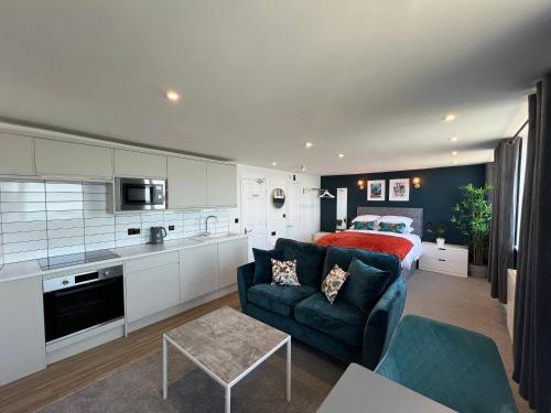 斯卡伯勒The Marlborough Sea View Holiday Apartments的厨房以及带沙发和床的客厅。