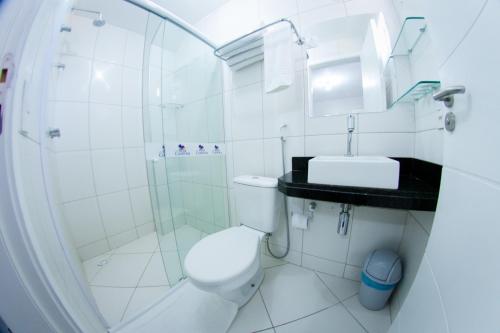 圣路易斯Hotel Ilha Costeira的浴室配有卫生间、盥洗盆和淋浴。