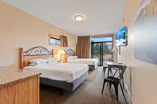 埃斯蒂斯帕克凯奥特山旅舍的酒店客房设有两张床和一张桌子。