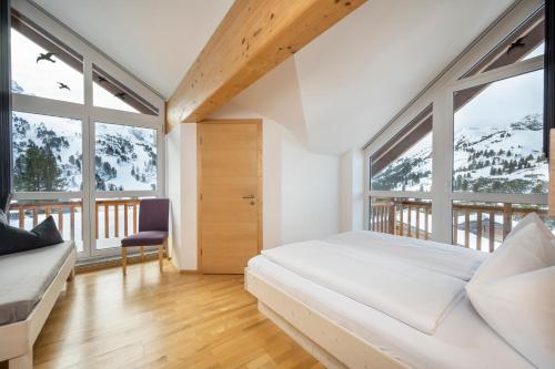 上陶恩Appartement Haus Faßwald的一间卧室设有一张床和大窗户