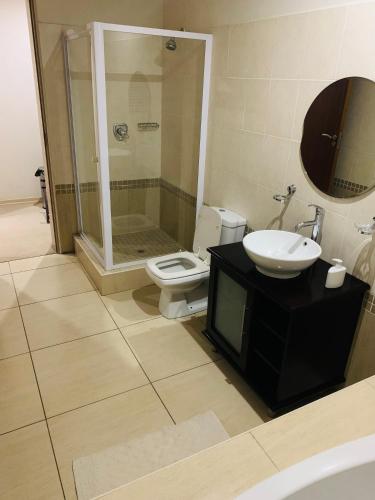 MatsaphaAtonement private room的浴室配有卫生间、盥洗盆和淋浴。