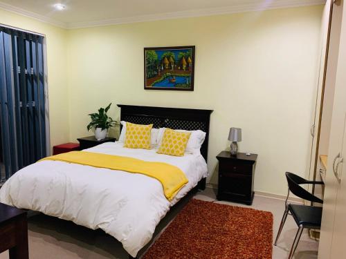 MatsaphaAtonement private room的一间卧室配有黄色和白色枕头的床
