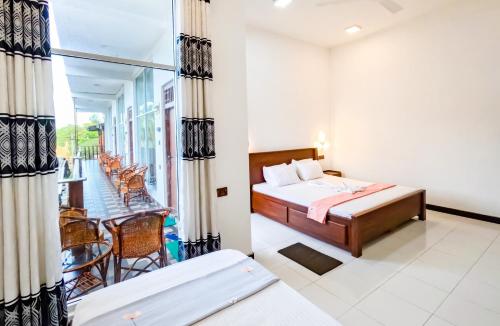 阿鲁甘湾The Amora的酒店客房设有一张床和一个阳台。