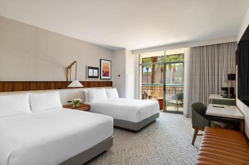 斯科茨斯科茨代尔君悦Spa度假酒店 的酒店客房配有两张床和一张书桌
