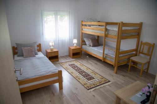 布拉加伊Apartment Garden的一间卧室配有两张双层床和椅子