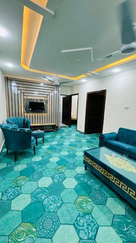 伊斯兰堡Rahat villas apartment的客厅配有沙发和桌子