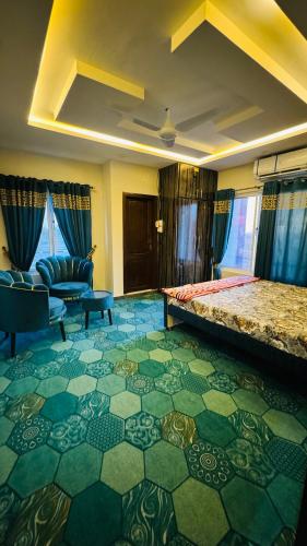 伊斯兰堡Rahat villas apartment的酒店客房,配有床和沙发