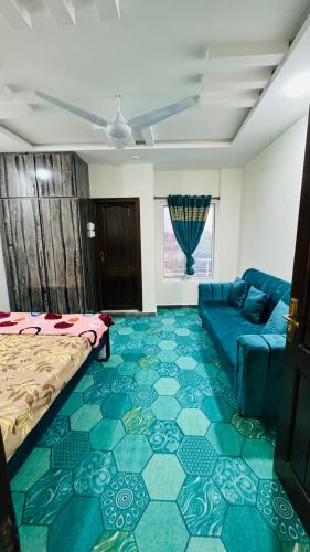 伊斯兰堡Rahat villas apartment的客厅配有床和沙发