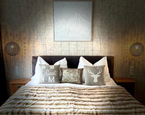 斯拉德明Chalet Maya的一间卧室配有一张带枕头的大床