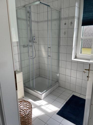 沃尔特湖畔韦尔登Apartment in Velden am Wörthersee, Top 4的浴室里设有玻璃门淋浴