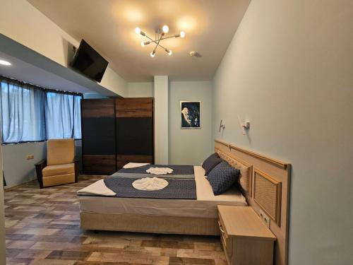 金沙Europroperties Bendita Mare Apartments的一间卧室配有一张床和一把椅子