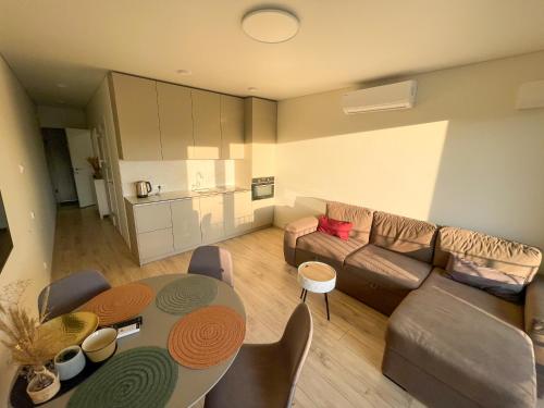 帕兰加Duneville Apartments Mano Jūra 2的客厅配有桌子和沙发