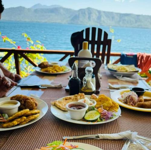 La LagunaPosada Ecologica La Abuela的餐桌上放着食物的桌子,桌子上放着海洋