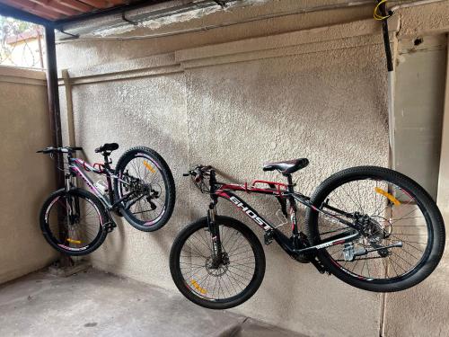 在Casa bonita y cómoda内部或周边骑自行车