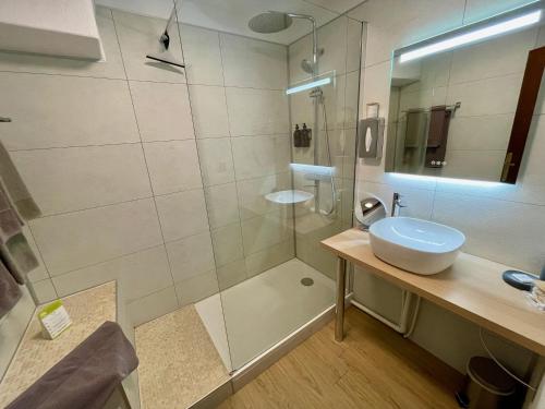 MizoënChalet Le Panoramique的一间带玻璃淋浴和水槽的浴室