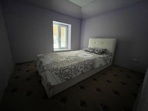 Bagu HOMESTAY的一间小卧室,配有一张带窗户的床