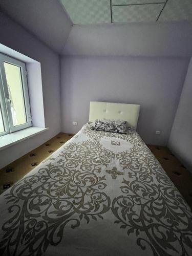 Bagu HOMESTAY的一间带床的卧室,位于带窗户的房间内