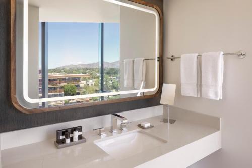 斯科茨Caesars Republic Scottsdale的一间带水槽和大镜子的浴室