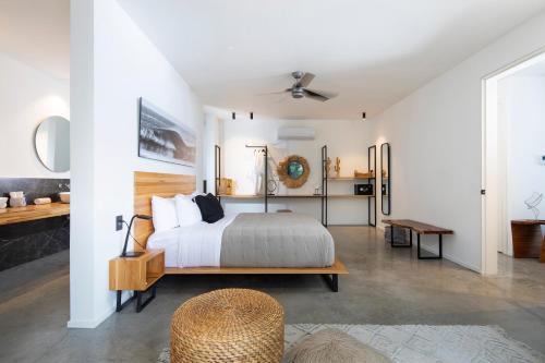 圣塔特蕾莎海滩Villa Nof Yam的白色卧室配有床和桌子