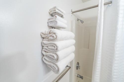 CaronportPilgrim Inn的浴室墙上挂着一堆毛巾