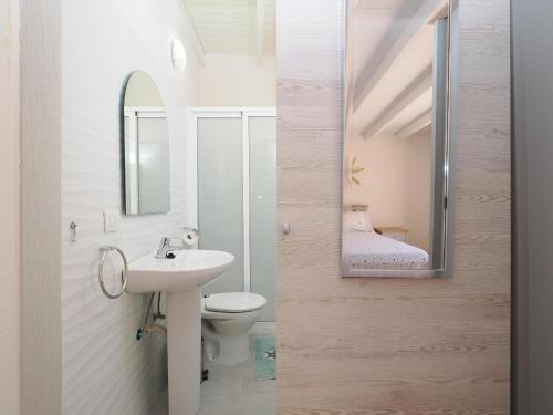 卡勒达德福斯特Casa Nicole的一间带水槽、卫生间和镜子的浴室