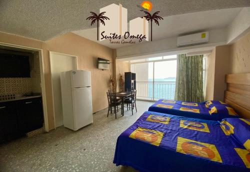 阿卡普尔科Suites Omega Torres Gemelas的配有床和冰箱的酒店客房