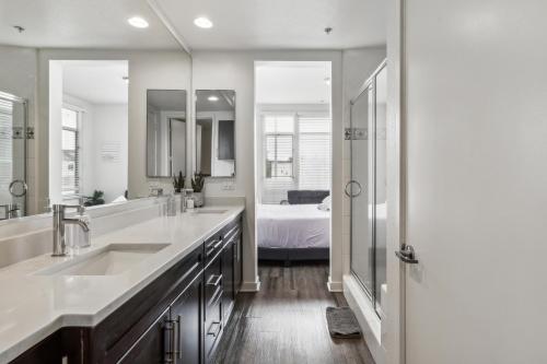 洛杉矶Luxury Apartment with Loft的一间带两个盥洗盆和大镜子的浴室