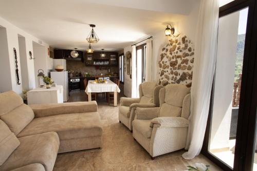 阿尔戈多纳莱斯LA POSADA DE LA MUELA的客厅配有沙发、椅子和桌子