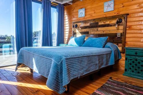 皮奇勒姆PEZ HOUSE的一间卧室设有一张床和木墙