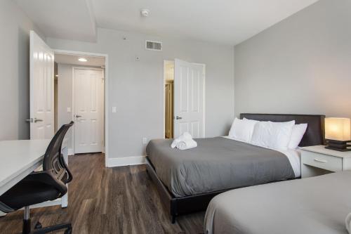 洛杉矶Cute Santa Monica Apartment with Pool的小酒店客房配有两张床和书桌