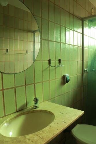 累西腓文化圣保罗萨洛芒旅舍的一间带水槽、镜子和卫生间的浴室