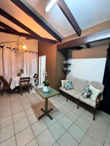 圣克鲁斯Acogedor independiente-Casa JH B的客厅配有沙发和桌子