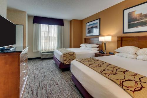 梅里迪恩德鲁里酒店及套房的酒店客房设有两张床和一台平面电视。