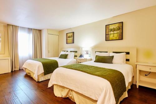 圣佩德罗苏拉伊莎贝拉精品酒店 的酒店客房设有两张床和窗户。