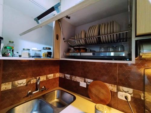 特鲁希略Apartamento en el corazón de Trujillo的厨房配有水槽和台面