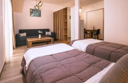 卡尔扎迈纳Sophies Greek Gateway的酒店客房,设有两张床和一张沙发
