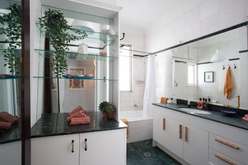 悉尼Modern Muse, Bellevue Hill的浴室配有盥洗盆和浴缸。