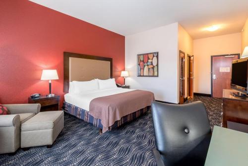 卡萨格兰德Holiday Inn Express & Suites Casa Grande, an IHG Hotel的酒店客房带一张大床和一把椅子