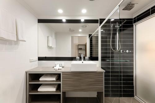 布里斯班布里斯班总理大酒店的一间带水槽和淋浴的浴室