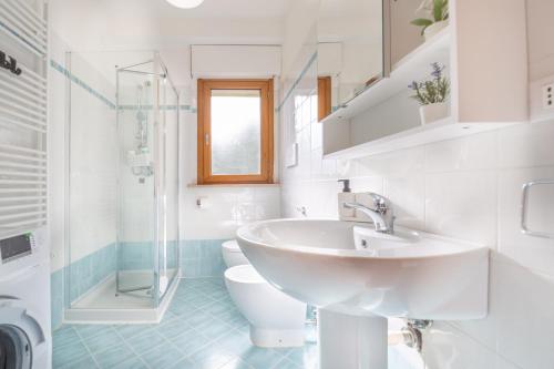 滨海弗兰卡维拉AbruzzodAmare Amazing Apartments with Romantic Sea View的白色的浴室设有水槽和卫生间。